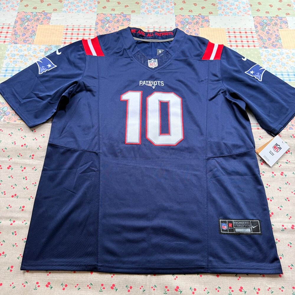 Nike NFL Players On Field New England Patriots Mac Jones #10 Large Jersey